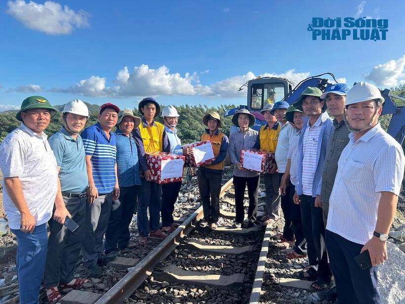 Cận cảnh hàng trăm công nhân khắc phục ray đường sắt "treo lơ lửng" do bão số 13 - 4