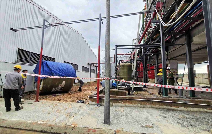 Cơ quan công an khám nghiệm hiện trường vụ nổ. Ảnh: Lao động