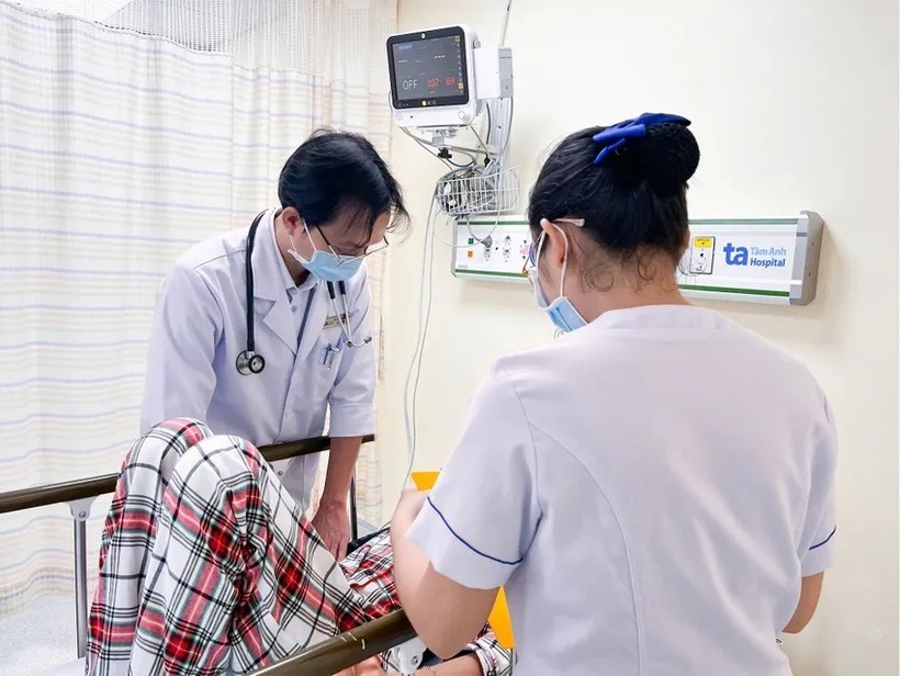 Bệnh nhân nghi ngộ độc bánh mì đang điều trị tại Bệnh viện Đa khoa Tâm Anh. Ảnh: PLO.