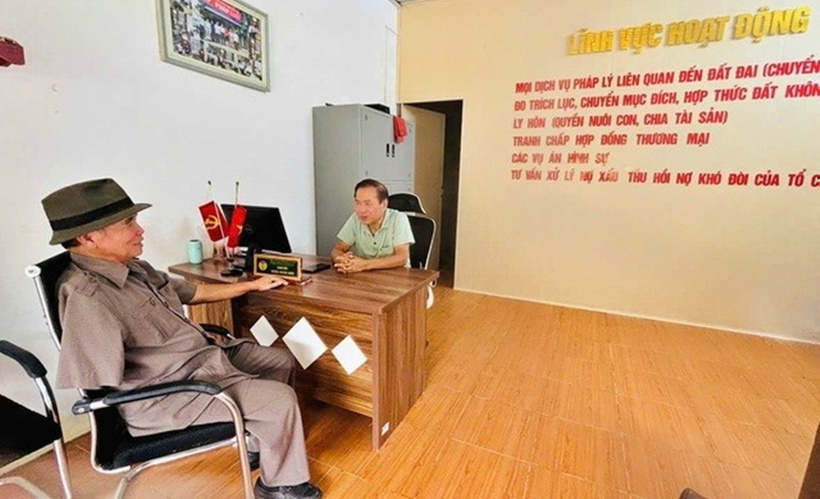 Ông Trần Minh Đức - Giám đốc Trung tâm tư vấn pháp luật, tư vấn cho ông Nguyễn Đức Điểm - Giám đốc hợp tác xã vận tải ô tô Tân Phú, tỉnh Thái Nguyên.