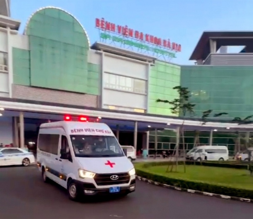 Xe chuyên dụng chở nội tạng của người hiến đi cứu người. Ảnh: Tuổi Trẻ.