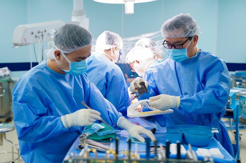 GS Dũng và ê-kíp trong ca phẫu thuật u trung thất, ứng dụng công nghệ 3D để để tái tạo lại phần xương ức đã bị cắt bỏ