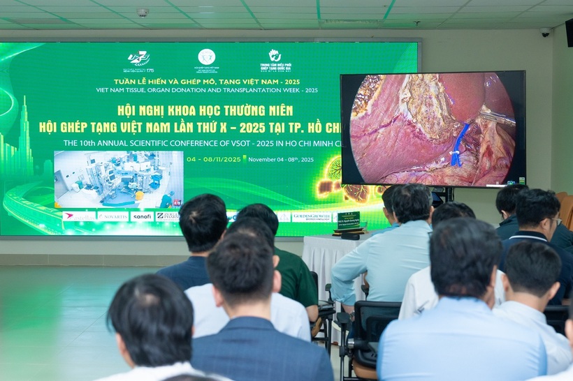 Ca mổ được truyền hình trực tiếp tới hội trường hội nghị, thu hút sự chú ý của các chuyên gia trong và ngoài nước