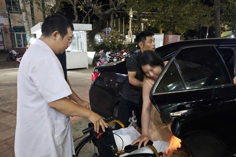 Thai phụ N. được CSGT Tuy Phước dùng xe đặc dụng đưa đi bệnh viện kịp thời. Ảnh: Dân trí