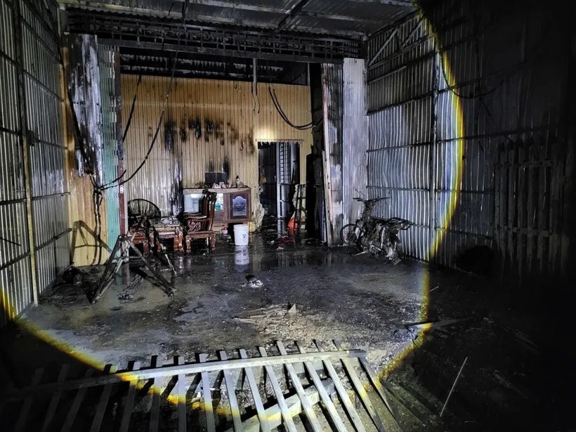 Đường dây điện bị cháy rơi xuống làm thiệt hại 4 nhà dân. (Ảnh: PLO)