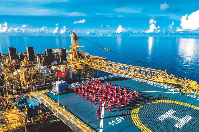 Cán bộ, đảng viên, người lao động BIENDONG POC thực hiện nghi thức chào cờ trên cụm giàn Hải Thạch - Mộc Tinh. Ảnh: PVN