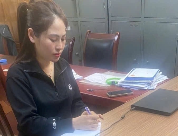 Đối tượng đến cơ quan Công an đầu thú. Ảnh: Tri thức và Cuộc sống