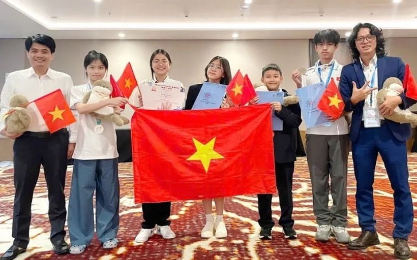 Học sinh Việt Nam giành 2 Huy chương Bạc và 3 Huy chương Đồng tại Kỳ thi Olympic Vật lý Trẻ Thế giới năm 2025. Ảnh: VTV