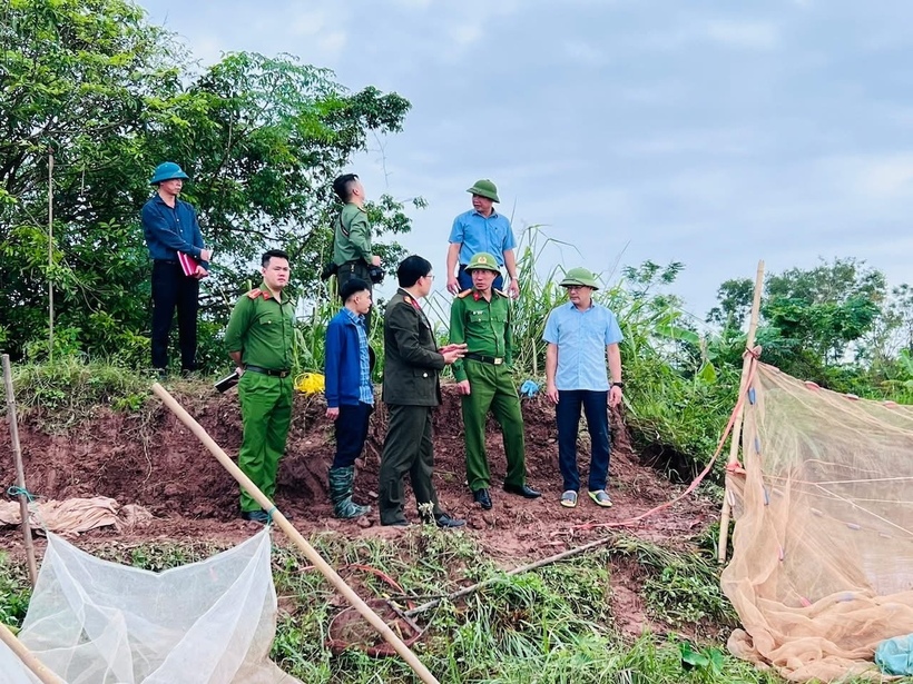 Đoàn công tác Công an tỉnh Hưng Yên kiểm tra việc khắc phục sự cố vỡ bờ bao khu vực Mộ Đạo, xã Hồng Vũ