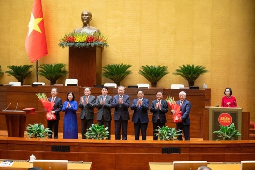 Lãnh đạo Đảng, Nhà nước tặng hoa chúc mừng các nhân sự mới (Ảnh: Phạm Thắng).