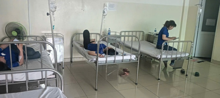 Các bệnh nhân nghi bị ngộ độc sau bữa trưa tại công ty. Ảnh: VietNamNet.