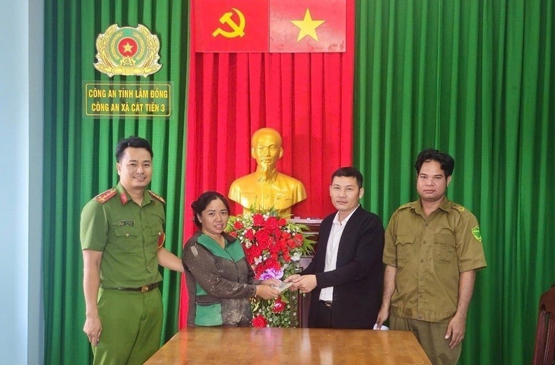 Công an xã Cát Tiên 3 và anh Việt trao trả tài sản cho người bị đánh rơi. Ảnh: Công an Lâm Đồng