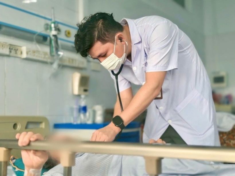 Bác sĩ thăm khám cho bệnh nhân. Ảnh: Tạp chí Tri Thức.