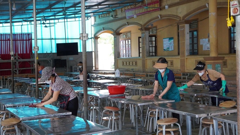 Trường Phổ thông Dân tộc Nội trú THCS Con Cuông đã tổ chức dọn dẹp vệ sinh, khử khuẩn. Ảnh: VietNamnet