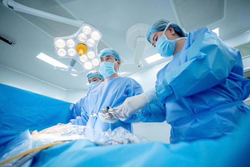 TTƯT.BSCKII Phạm Việt Hùng cùng ekip trong ca phẫu thuật