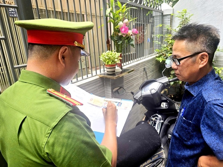 Công an địa phương đến từng nhà để rà soát, thu thập dữ liệu đăng ký xe. (Ảnh: PC08)