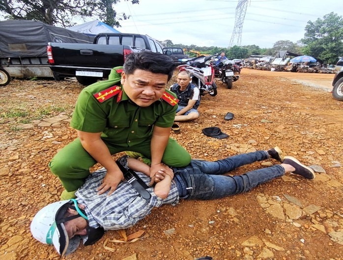 Lực lượng công an khống chế đối tượng Lê Văn Hậu. Ảnh: Người lao động