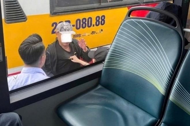 Thiếu nữ 17 tuổi dũng cảm khống chế kẻ sàm sỡ tại bến xe Mỹ Đình. Ảnh: Lao động