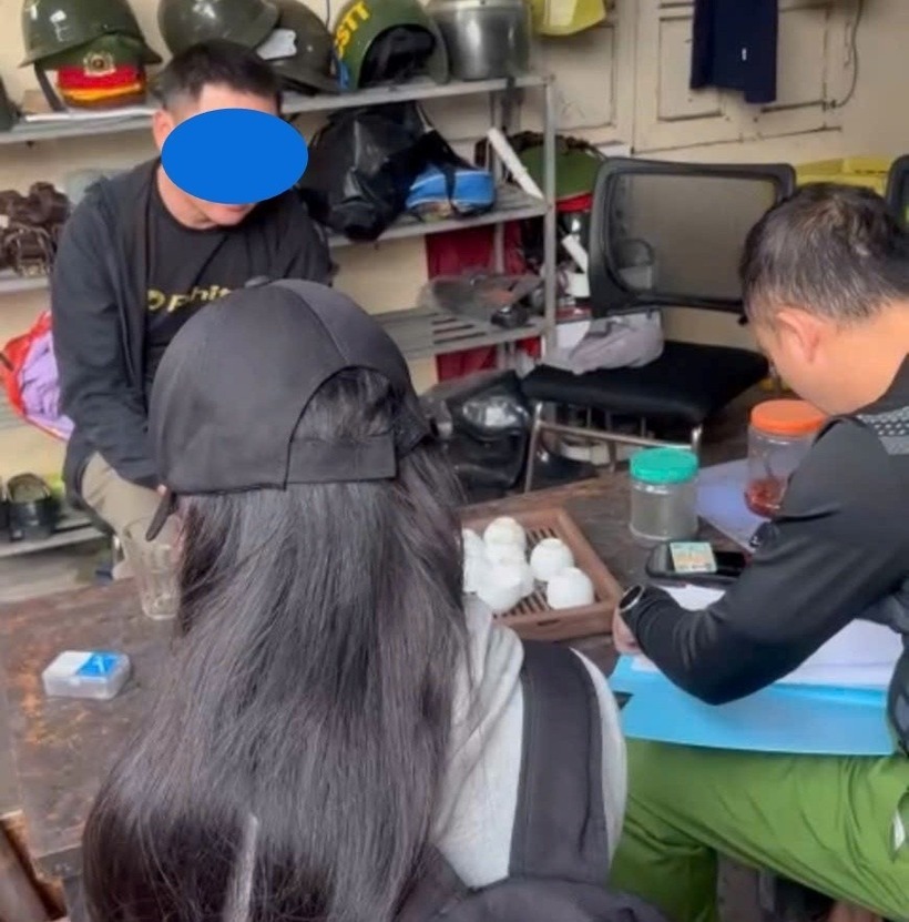 Người đàn ông được Bến xe Mỹ Đình bàn giao cho công an xử lý các bước tiếp theo. Ảnh: Tiền phong