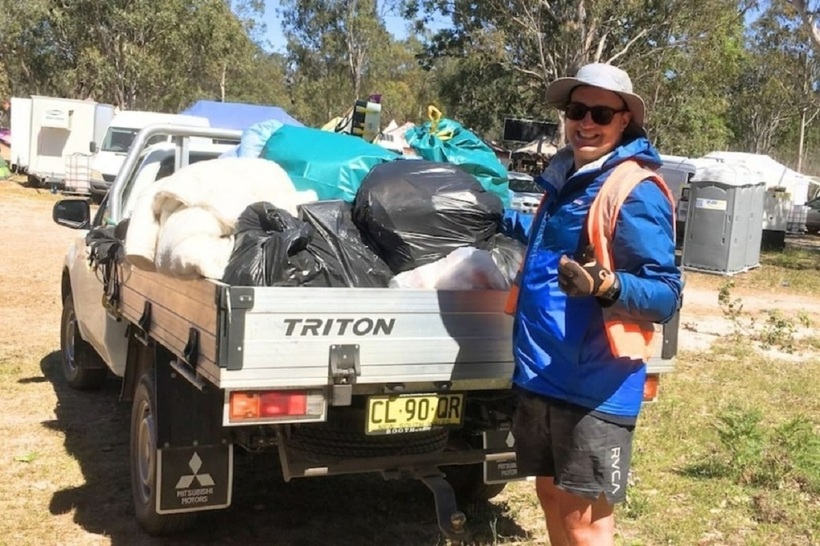 Hình ảnh của Damian Gordon cần mẫn đi dọc bờ biển New South Wales (NSW) với những chiếc túi lớn đã trở nên quen thuộc với người dân địa phương. Ảnh: Yahoo