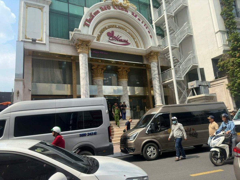 Công an làm việc tại tòa nhà thẩm mỹ viện Mailisa ở TP.HCM. (Ảnh: Lao động)