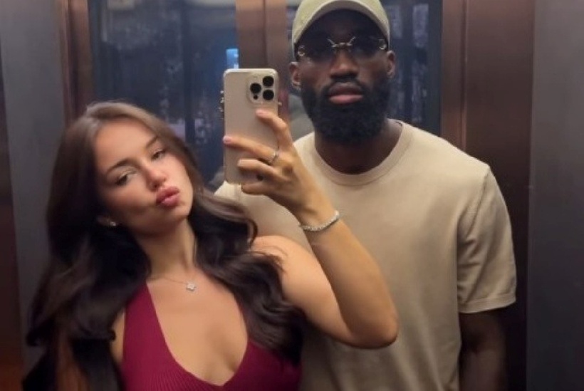 Nicolas Moumi Ngamaleu và bạn gái Nikki Seey. Ảnh: VnExpress.