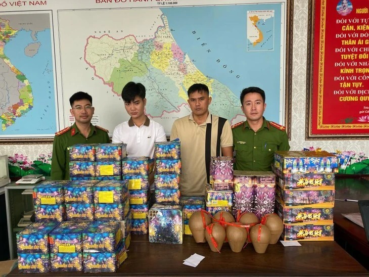 Nguyễn Tuấn Anh và Nguyễn Sỹ Cường bị bắt giữ để điều tra về hành vi buôn bán hàng cấm. (Ảnh: Công an Hà Tĩnh)