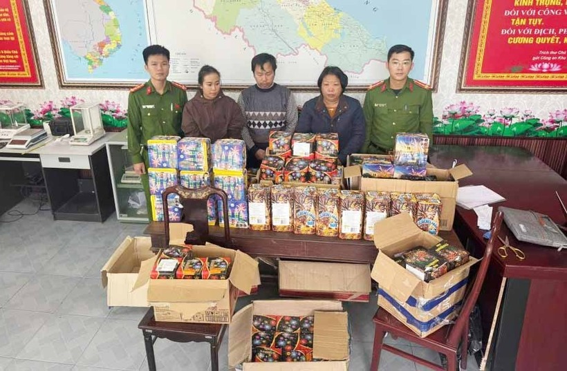 Đối tượng Nguyễn Thị Lệ và Lê Thị Hoài Phương cùng tang vật pháo nổ. (Ảnh: Công an Hà Tĩnh)