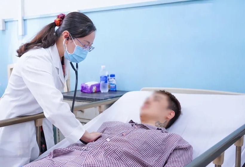 Bệnh nhân ngộ độc sau ăn bánh mì điều trị tại Bệnh viện Nhân dân Gia Định. Ảnh: PLO