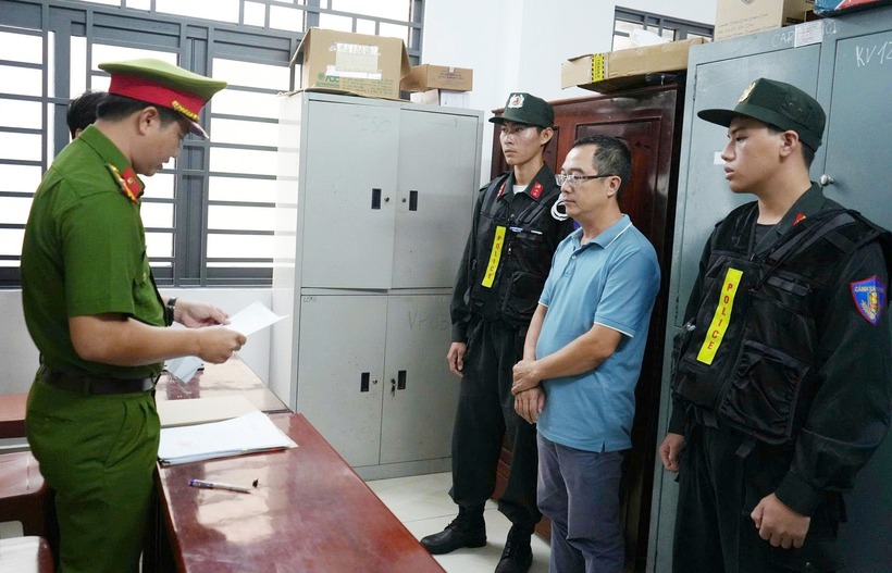 Cơ quan CSĐT tống đạt các quyết định tố tụng đối với bị can Trưởng. Ảnh: CACC/VietNamnet