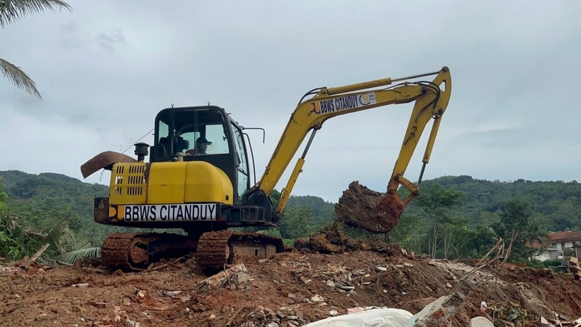 Các thiết bị được huy động trong quá trình tìm kiếm các nạn nhân trong vụ lở đất. Ảnh: Cơ quan tìm kiếm cứu hộ Cilacap