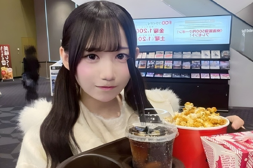 Nữ idol 17 tuổi mất sự nghiệp vì "lộ" ảnh bạn trai qua chiếc ly nước. Ảnh:  @nani_nani_.