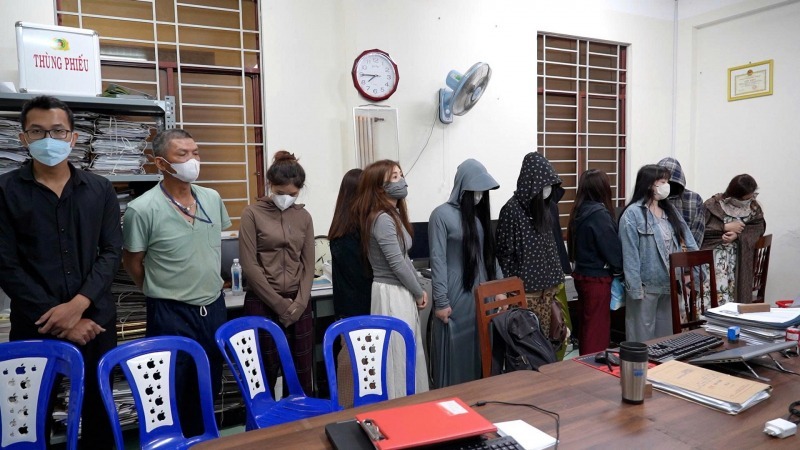 Các đối tượng tại cơ sở massage bị đưa về Cơ quan Công an. Ảnh: Công an Nhân dân