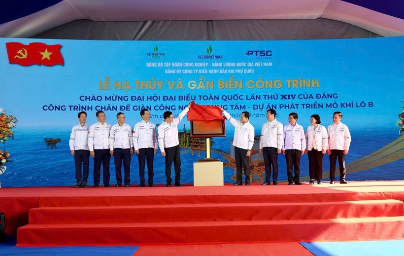 Các đại biểu thực hiện nghi thức gắn biển Công trình chào mừng Đại hội Đảng toàn quốc lần thứ XIV đối với công trình chân đế khối thượng tầng Giàn công nghệ trung tâm (CPP) - Dự án phát triển mỏ khí Lô B & 48/95 và Lô 52/97