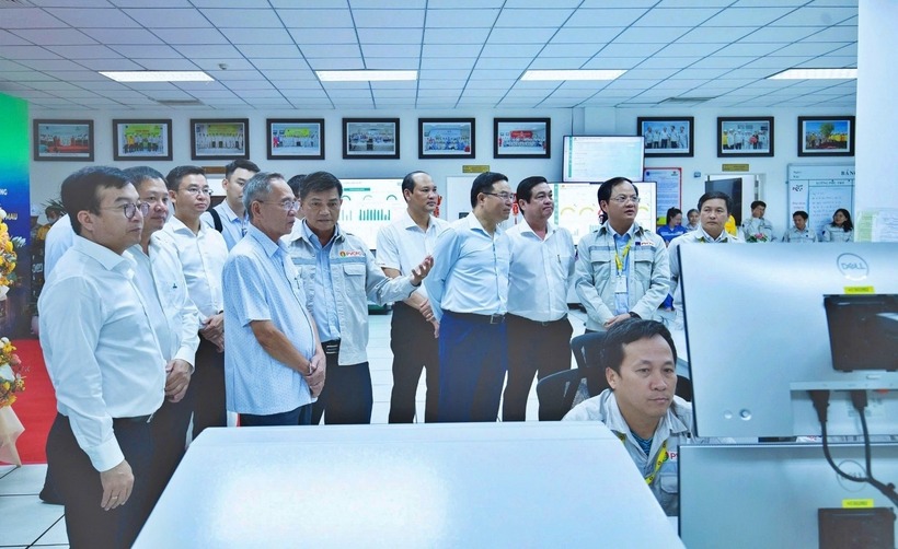 Lãnh đạo Petrovietnam nghe giới thiệu về quy trình vận hành nhà máy thông minh - Nhà máy Đạm Cà Mau