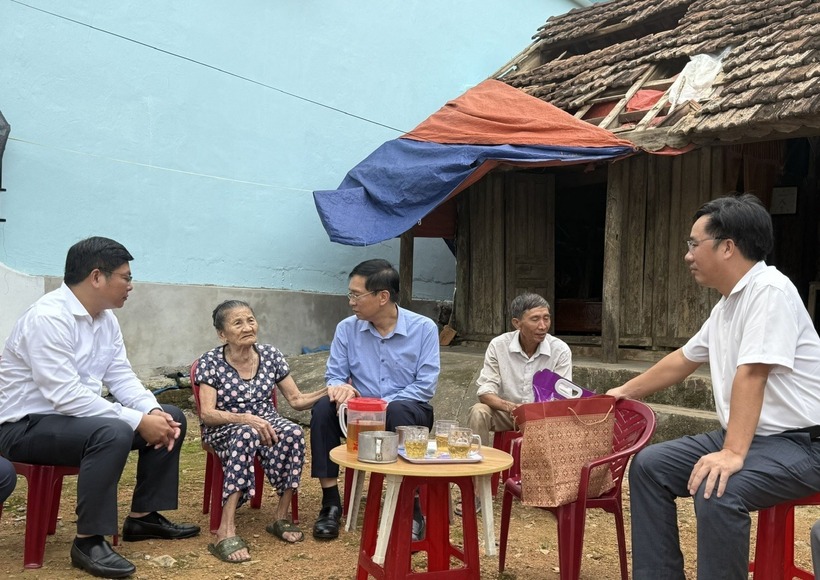 Phó Bí thư thường trực Đảng ủy Petrovietnam Trần Quang Dũng thăm hỏi, động viên người dân bị ảnh hưởng do bão số 10 tại Quảng Trị