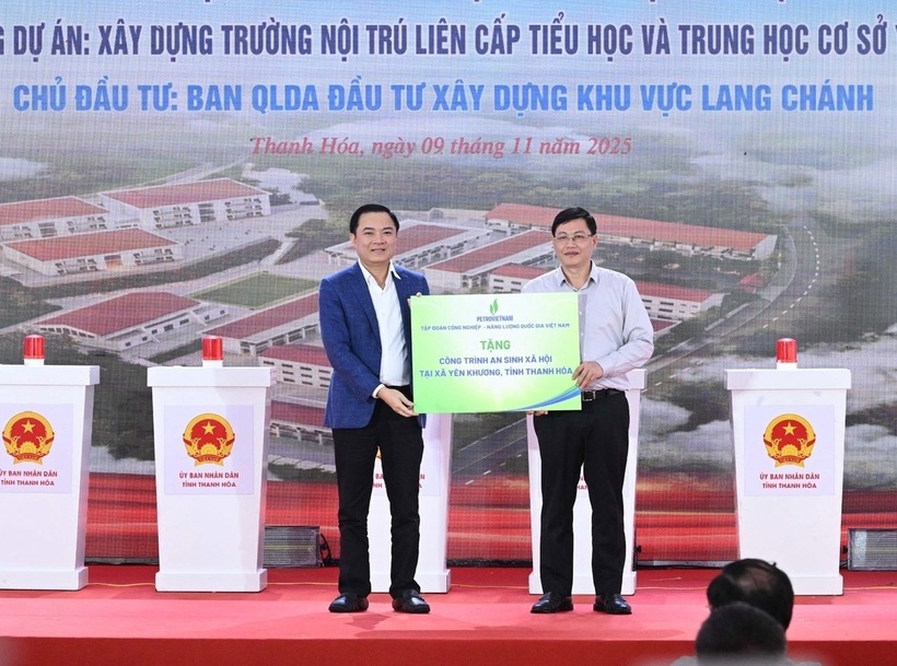 Tổng Giám đốc Petrovietnam Lê Ngọc Sơn trao tặng tỉnh Thanh Hóa công trình Trường nội trú liên cấp Tiểu học và Trung học cơ sở ở xã biên giới