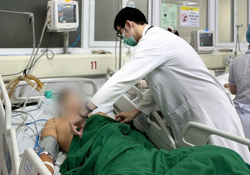 Nam bệnh nhân đang được theo dõi cấp cứu. Ảnh: VietNamnet