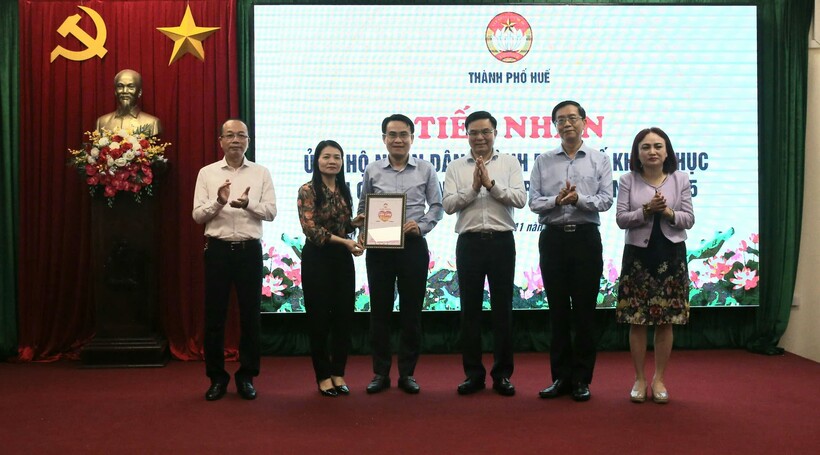 Petrovietnam trao biểu trưng hỗ trợ 5 tỷ đồng tại TP Huế.