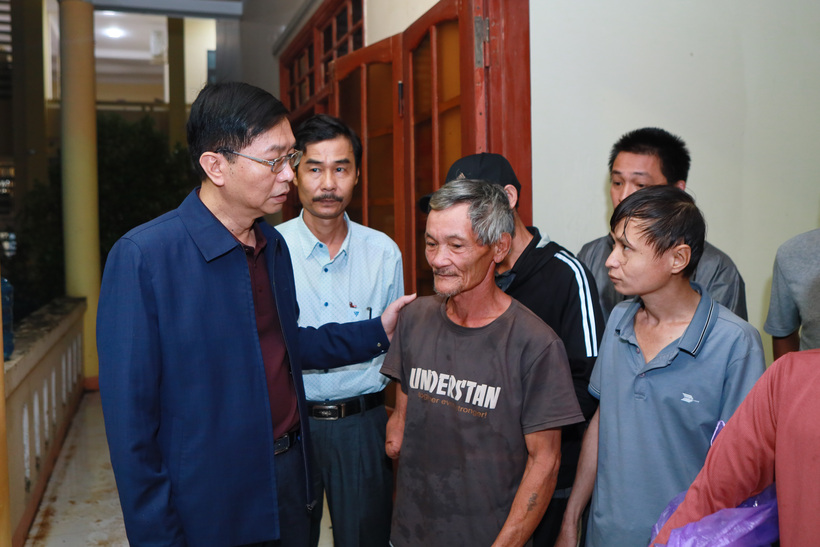 Lãnh đạo Petrovietnam chia sẻ với người dân bị ảnh hưởng bởi thiên tai tại miền Trung.