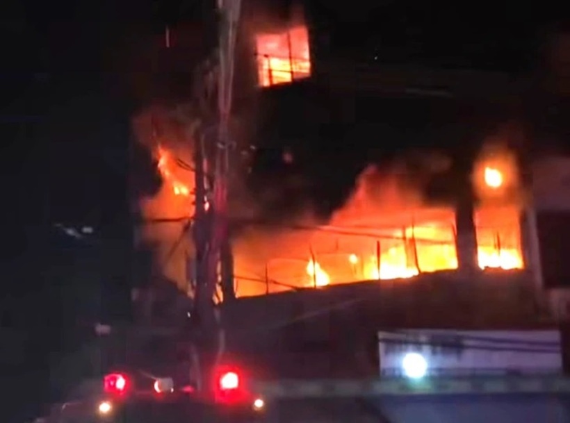 Cháy nhà trọ 4 tầng sát chợ Đầm Nha Trang. Ảnh: Tuổi trẻ Online