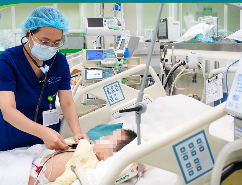 Bé trai nhập viện trong tình trạng  khó thở, thở nhanh, tím tái, suy hô hấp nặng do uống nhầm dầu thắp đèn bàn thờ