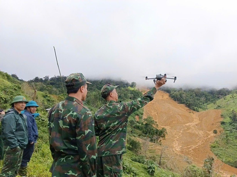 Lực lượng chức năng đã dùng flycam kiểm tra hiện trường vụ sạt lở. Ảnh: Báo Xây dựng.