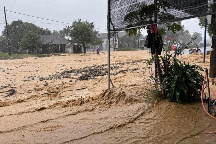 Nước lũ cuốn theo nhiều đất đá trôi xuống mặt đường Hồ Chí Minh nhánh Tây, đoạn qua địa bàn xã miền núi A Lưới, TP Huế  Ảnh: Dân trí/Facebook Minh Nguyen