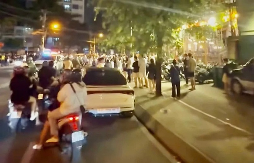 Sự việc khiến nhiều người hiếu kỳ dừng lại theo dõi. Ảnh: Pháp luật TP.HCM