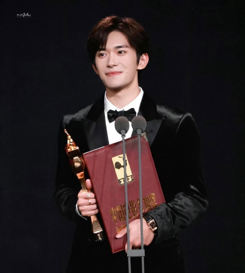 Dịch Dương trở thành Ảnh đế trẻ nhất lịch sử giải Kim Kê - 1