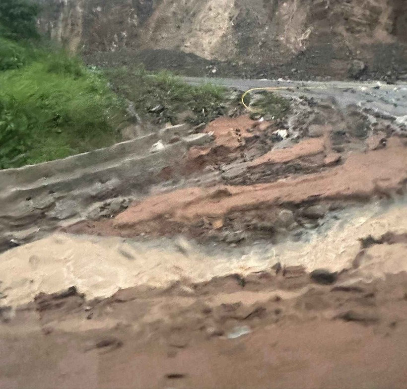 Mưa lớn gây sạt lở nhiều tại vị trí trên đèo Khánh Sơn. Ảnh: Lao động