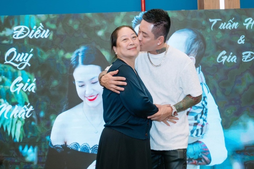 Tuấn Hưng và mẹ (Ảnh: Facebook nhân vật).