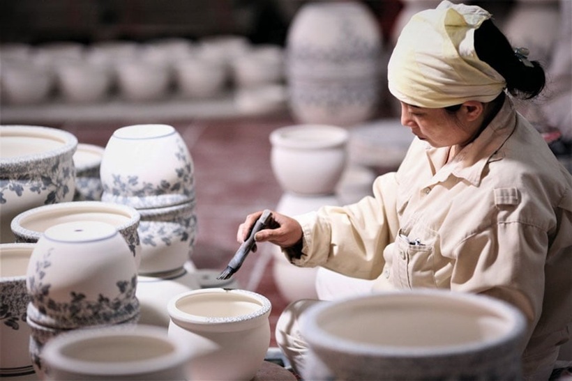 Nhắc đến làng nghề Hà Nội, cái tên đầu tiên và nổi tiếng nhất chắc chắn là Bát Tràng.