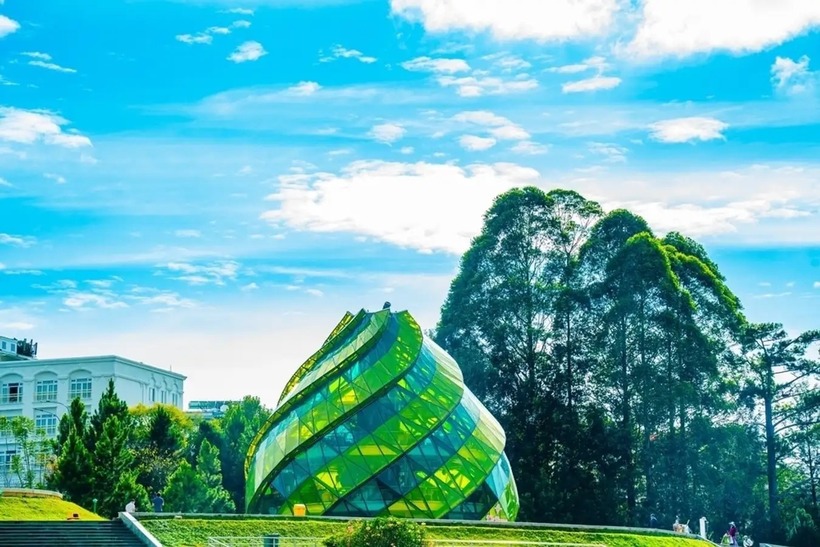 Với không khí trong lành, nhịp sống chậm rãi và cảnh quan thiên nhiên thơ mộng, Đà Lạt níu chân du khách bởi vô vàn trải nghiệm thú vị.